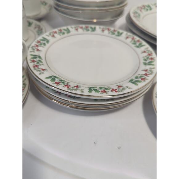 Gibson Holiday Gold Holly Berries Christmas 20 Piece Dinnerware Set Box 2002 - Picture 5 of 8